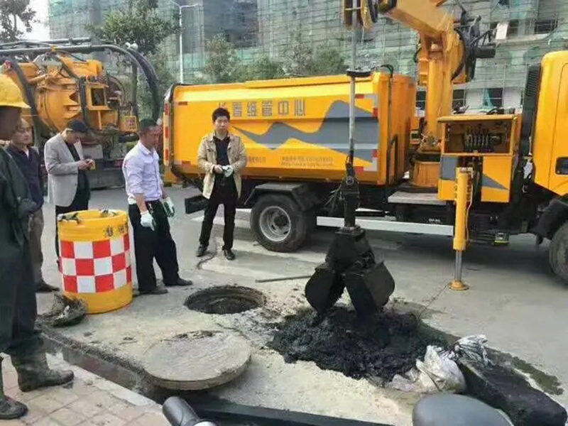湘东街道：网格员化身“清道夫”，为民解忧疏通“堵心”化粪池
