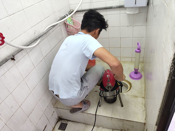 湘东肥皂掉到马桶里把马桶堵住了怎么办？马桶堵住了怎么办