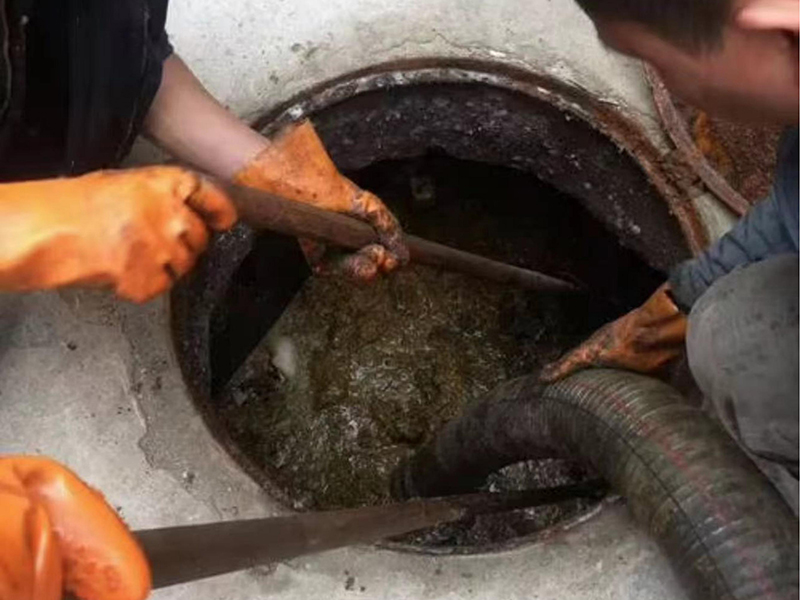 湘东清理化粪池时如何避免沼气的危害？